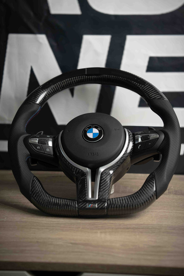 Volante BMW Serie F LED — Fibra de Carbono & Cuero Perforado
