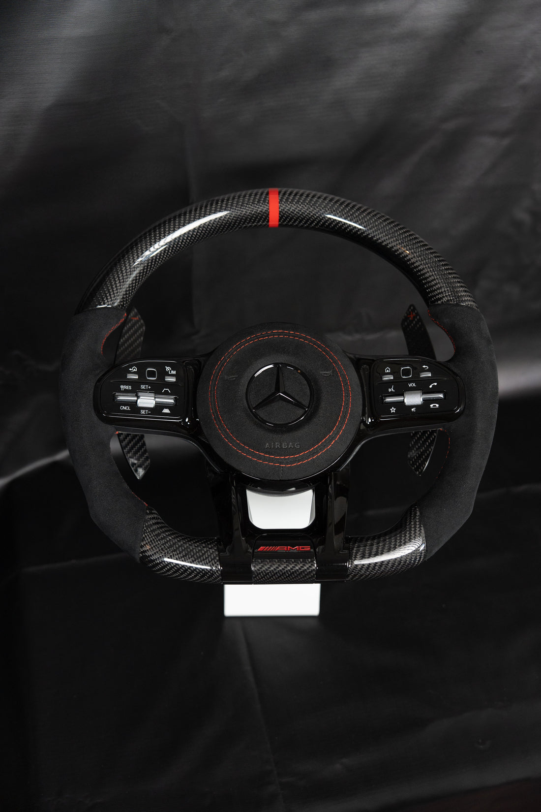 Volante Mercedes AMG a medida con empuñaduras de Alcantara fabricado por BlackLine
