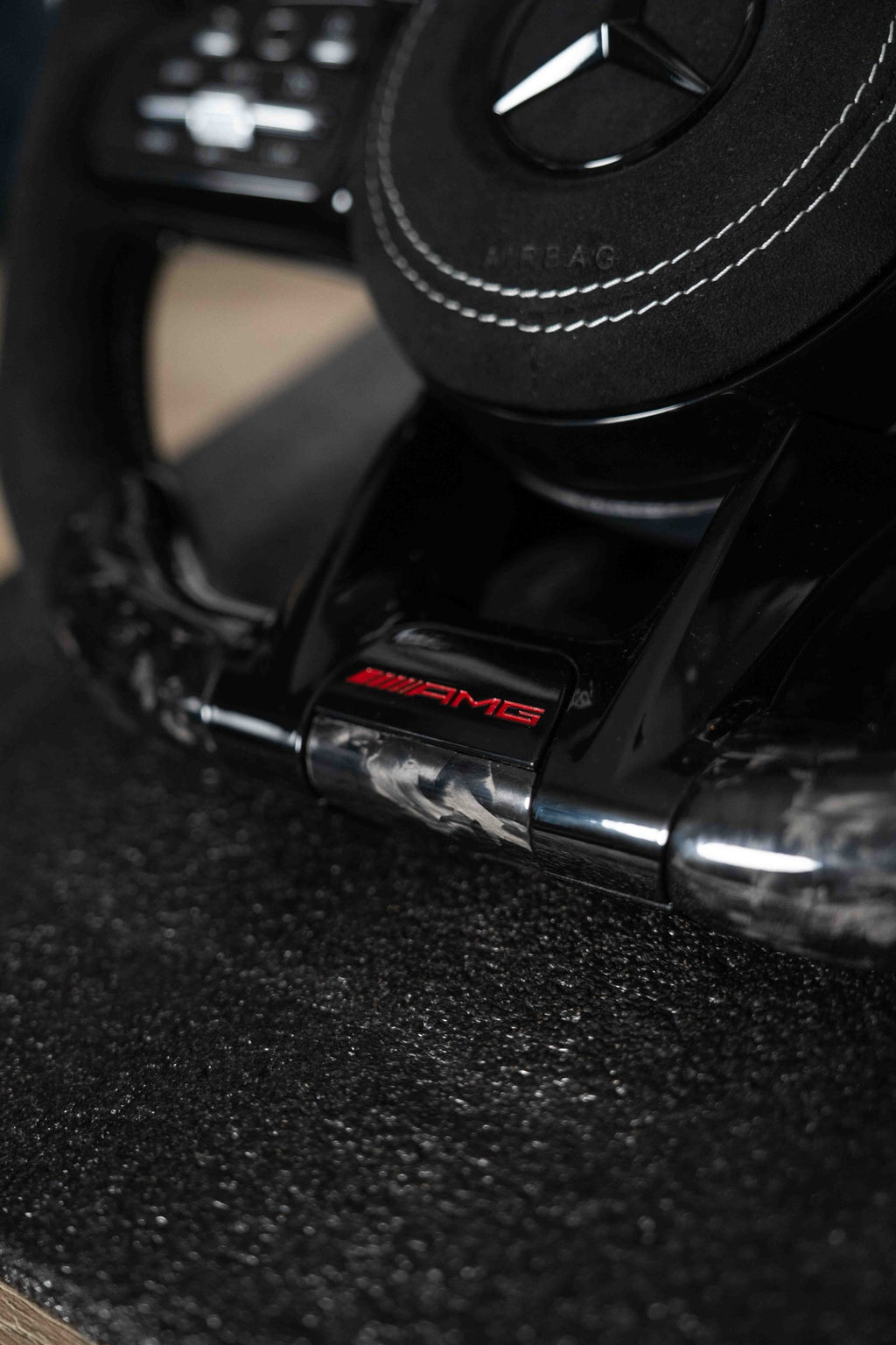 Levas de cambio extendidas en carbono forjado con emblema AMG en rojo