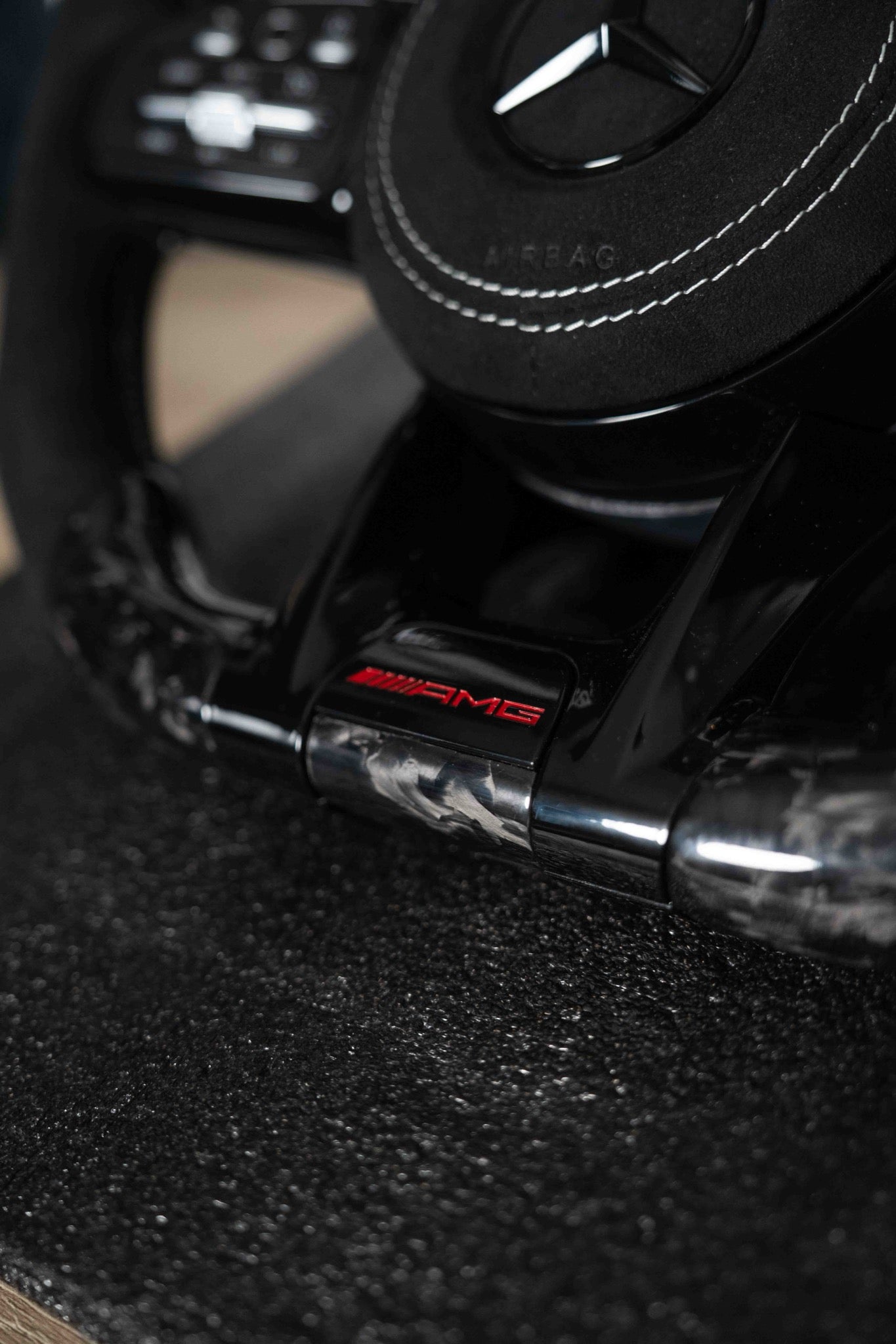 Levas de cambio extendidas en carbono forjado con emblema AMG en rojo