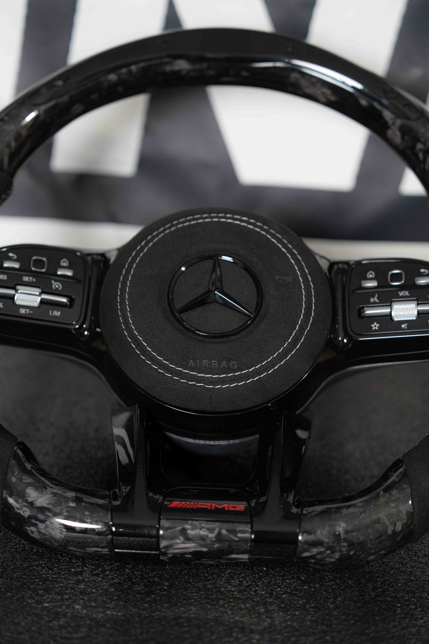 Airbag forrado en Alcantara con costura gris y estrella Mercedes en negro brillo