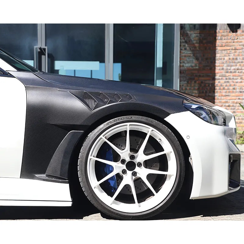 BMW M2 G87 con guardabarros de carbono