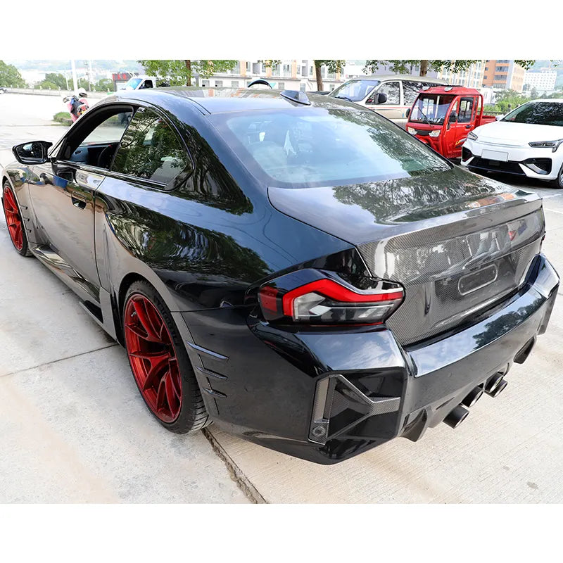 Vista trasera del BMW M2 G87 con carbono