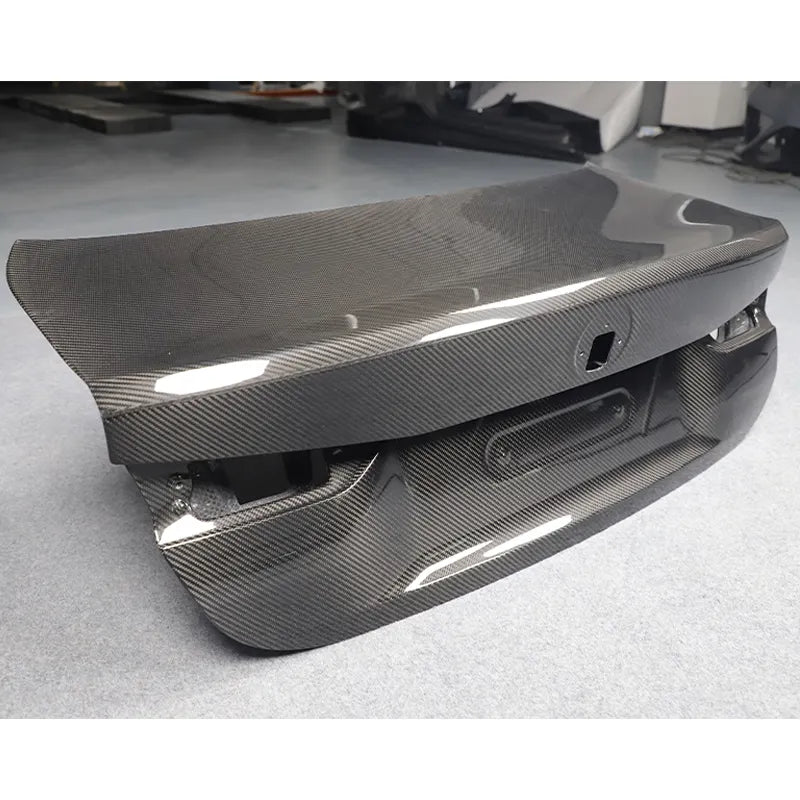 BMW M4 G82 con paneles de puerta de carbono