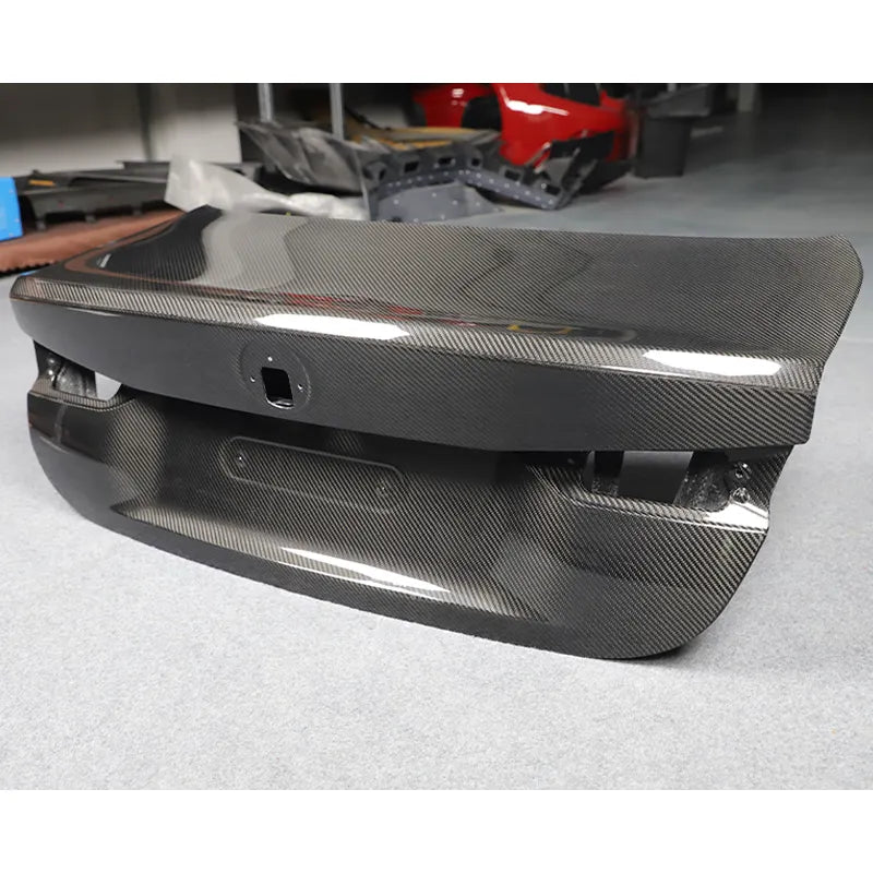 Detalle del panel de puerta de carbono BMW Serie 4 G22