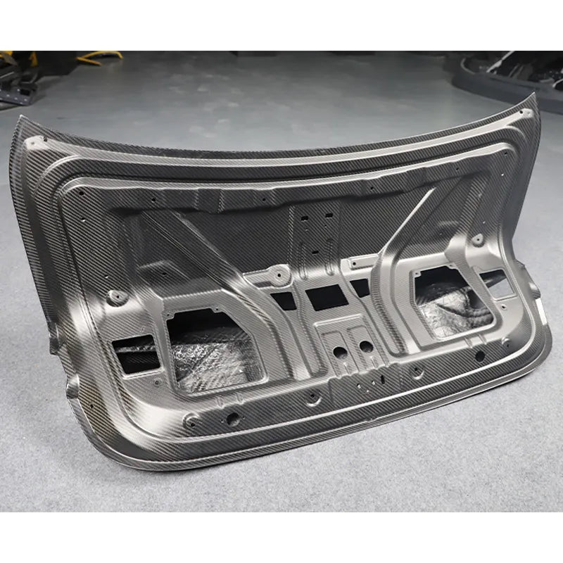 Vista lateral del BMW Serie 4 G22 con carbono