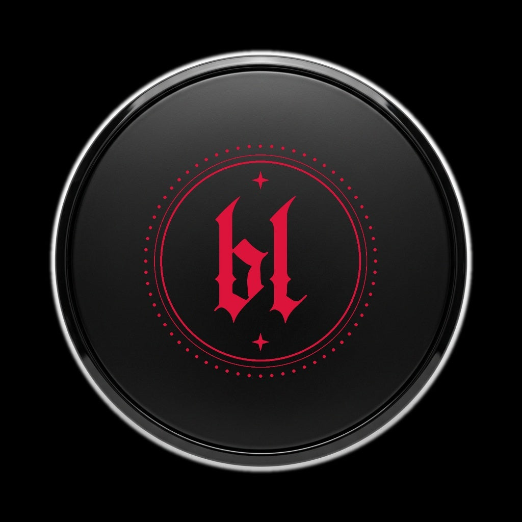 Emblema LED BlackLine con el medallón en rojo, sobre fondo negro