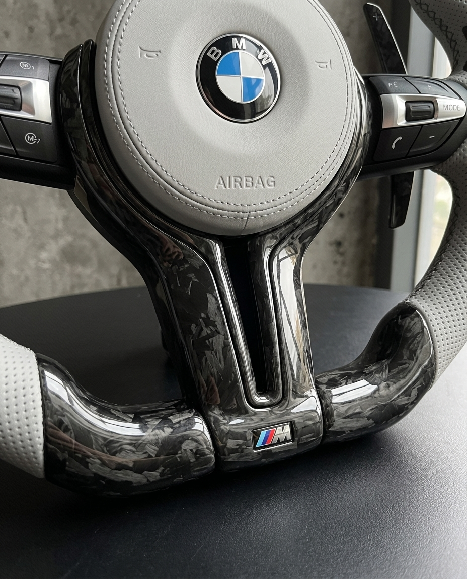 Volante BMW M en carbono forjado con cuero blanco Nappa — BlackLine (vista de detalle)