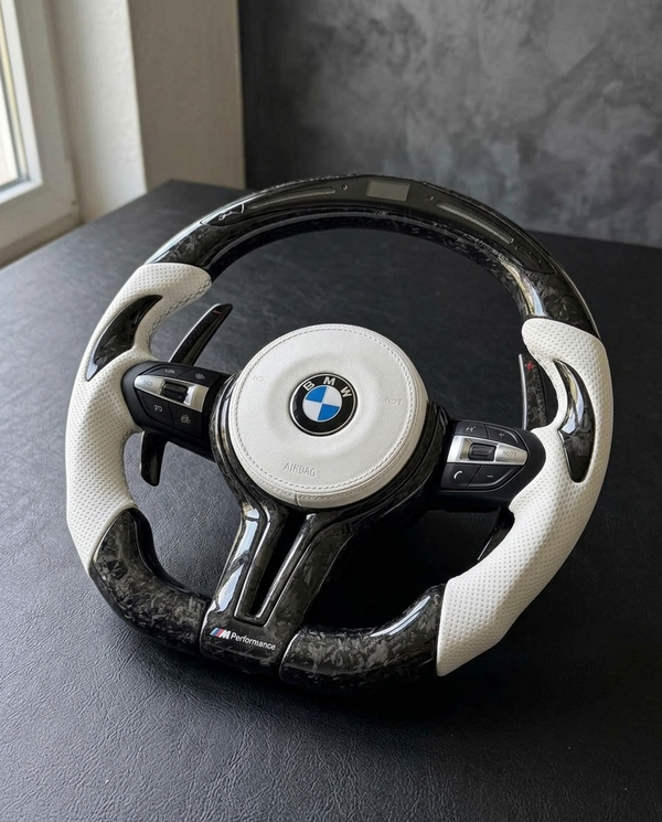 Volante BMW M — Carbono Forjado & Blanco Nappa