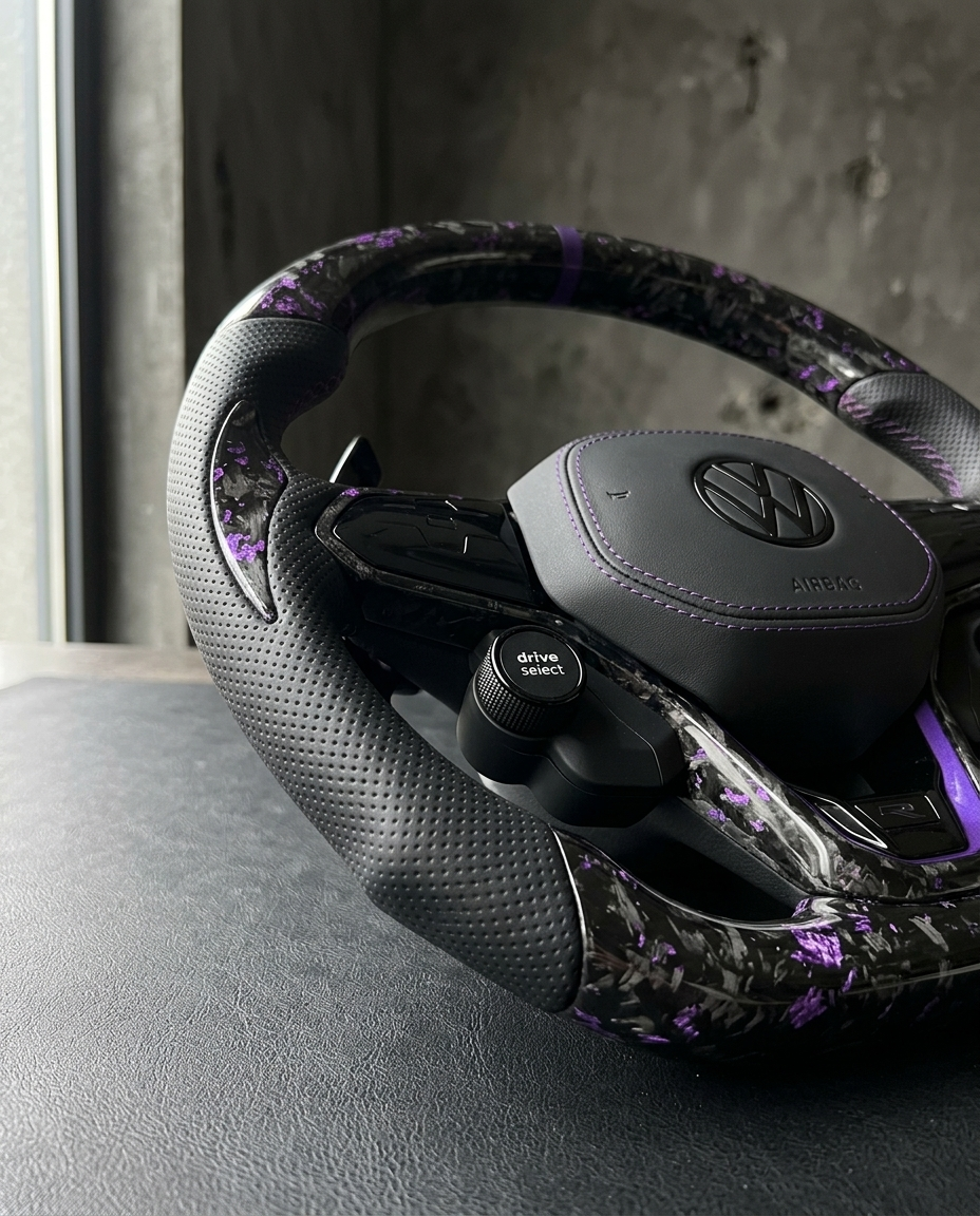 Volante Volkswagen en carbono forjado con destellos violeta — BlackLine (vista de detalle)