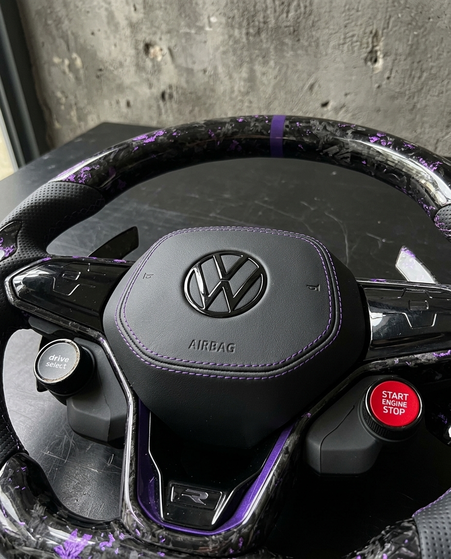 Volante Volkswagen en carbono forjado con destellos violeta — BlackLine (otra vista)