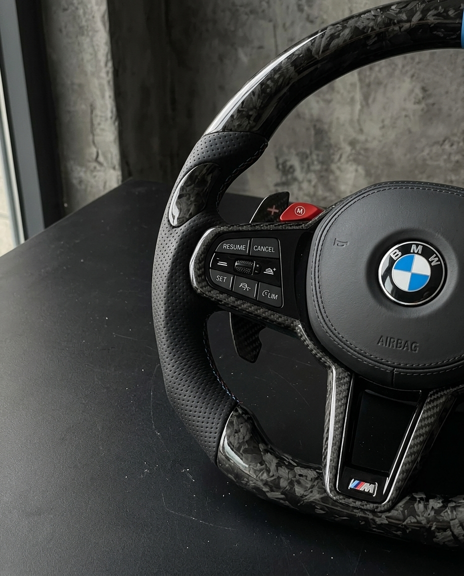 Volante BMW M en carbono forjado con cuero negro y franja tricolor — BlackLine (vista de detalle)