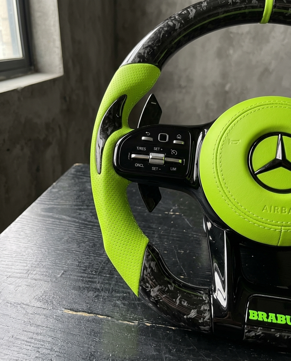 Volante Mercedes en carbono forjado con Alcantara verde lima — BlackLine (otra vista)