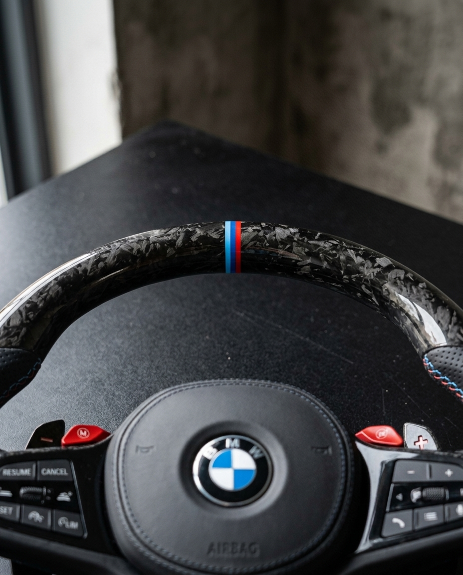 Volante BMW M en carbono forjado con cuero negro y franja tricolor — BlackLine (otra vista)