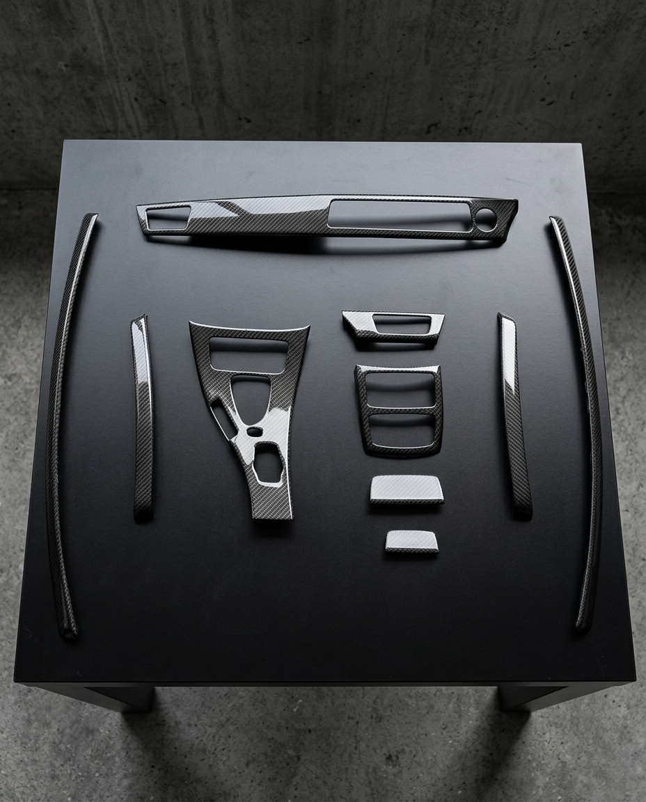 Kit interior de carbono seco de 10 piezas para BMW M3 E92 y E93 dispuesto sobre mesa negra
