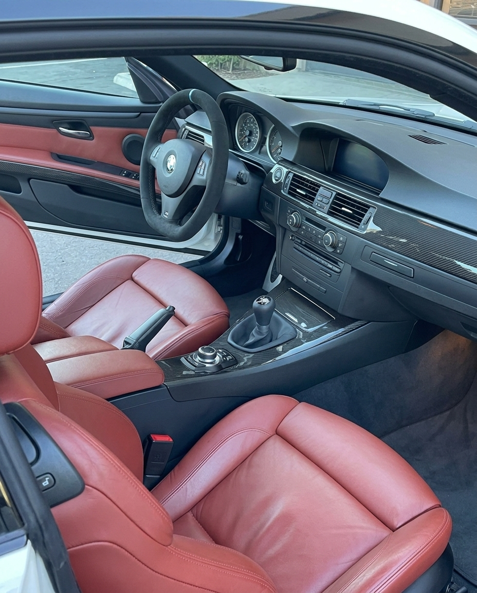 Interior de un BMW M3 E92 con tapicería roja y las molduras de carbono seco instaladas