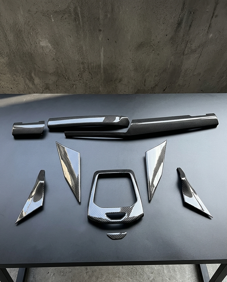 Kit interior de fibra de carbono para BMW Serie 5 G60 2024 en adelante, piezas dispuestas sobre mesa negra
