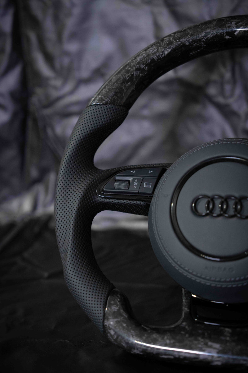 Volante Audi — Carbonio Forgiato & Pelle Traforata