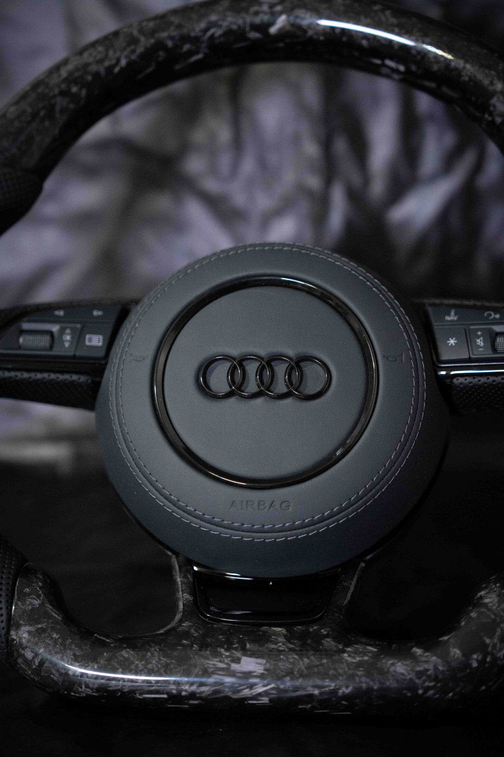 Tapa de airbag en cuero con doble costura y logo negro