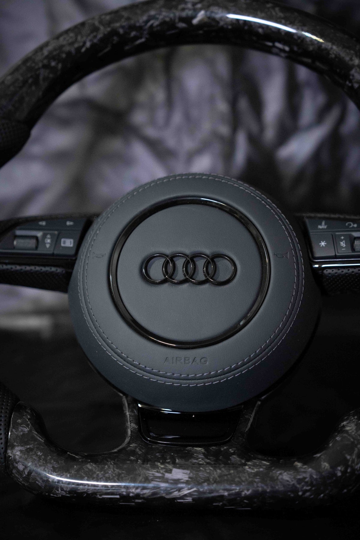 Tapa de airbag en cuero con doble costura y logo negro