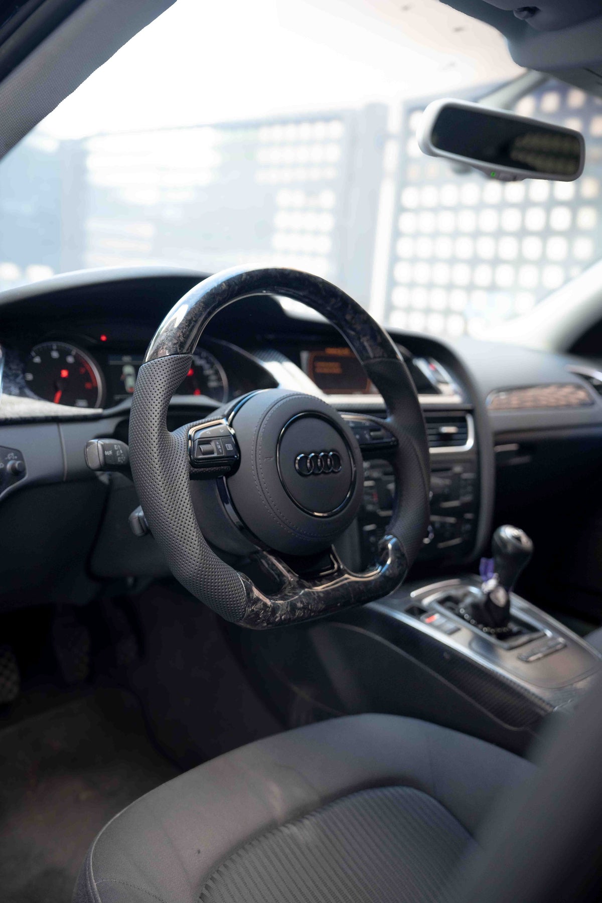 Volante de carbono forjado montado en un Audi