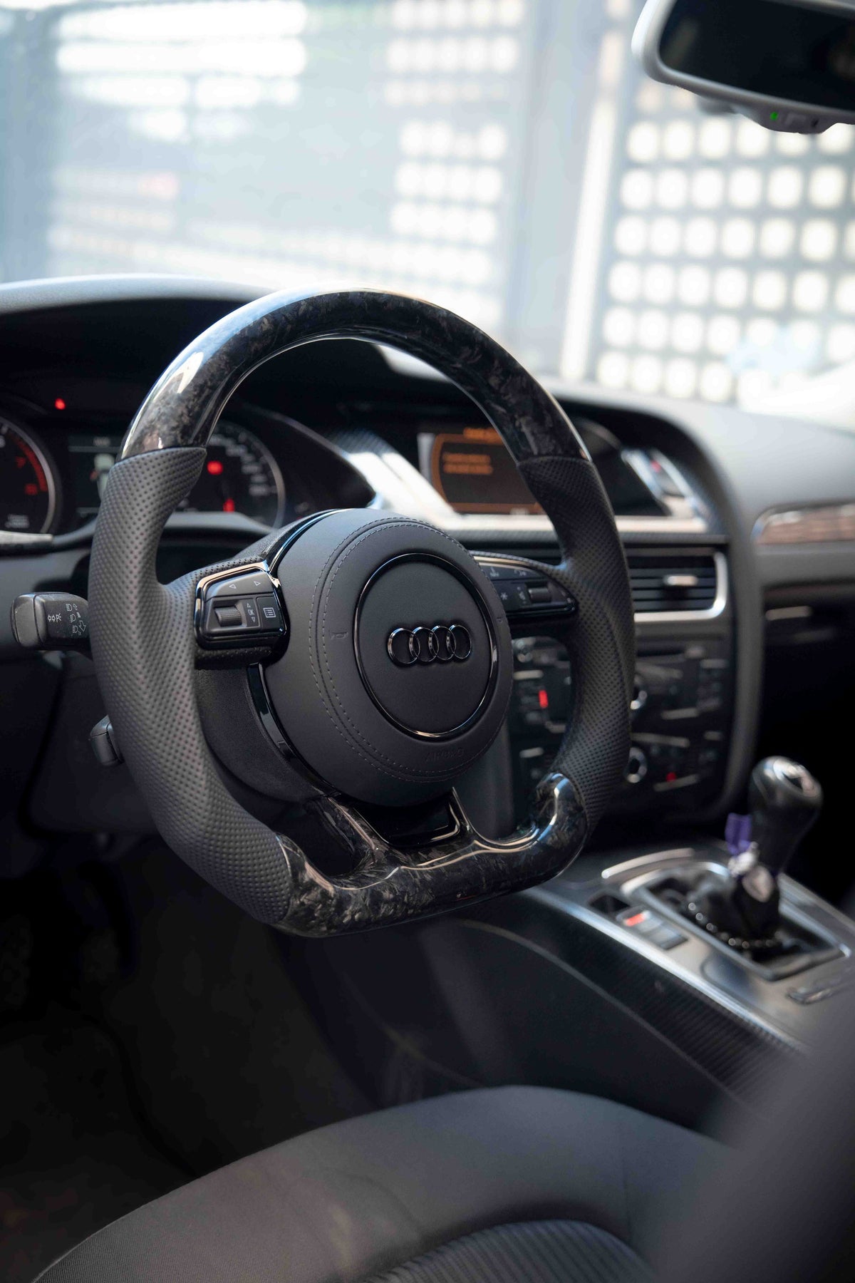 Volante Audi de carbono forjado y cuero perforado instalado en el coche