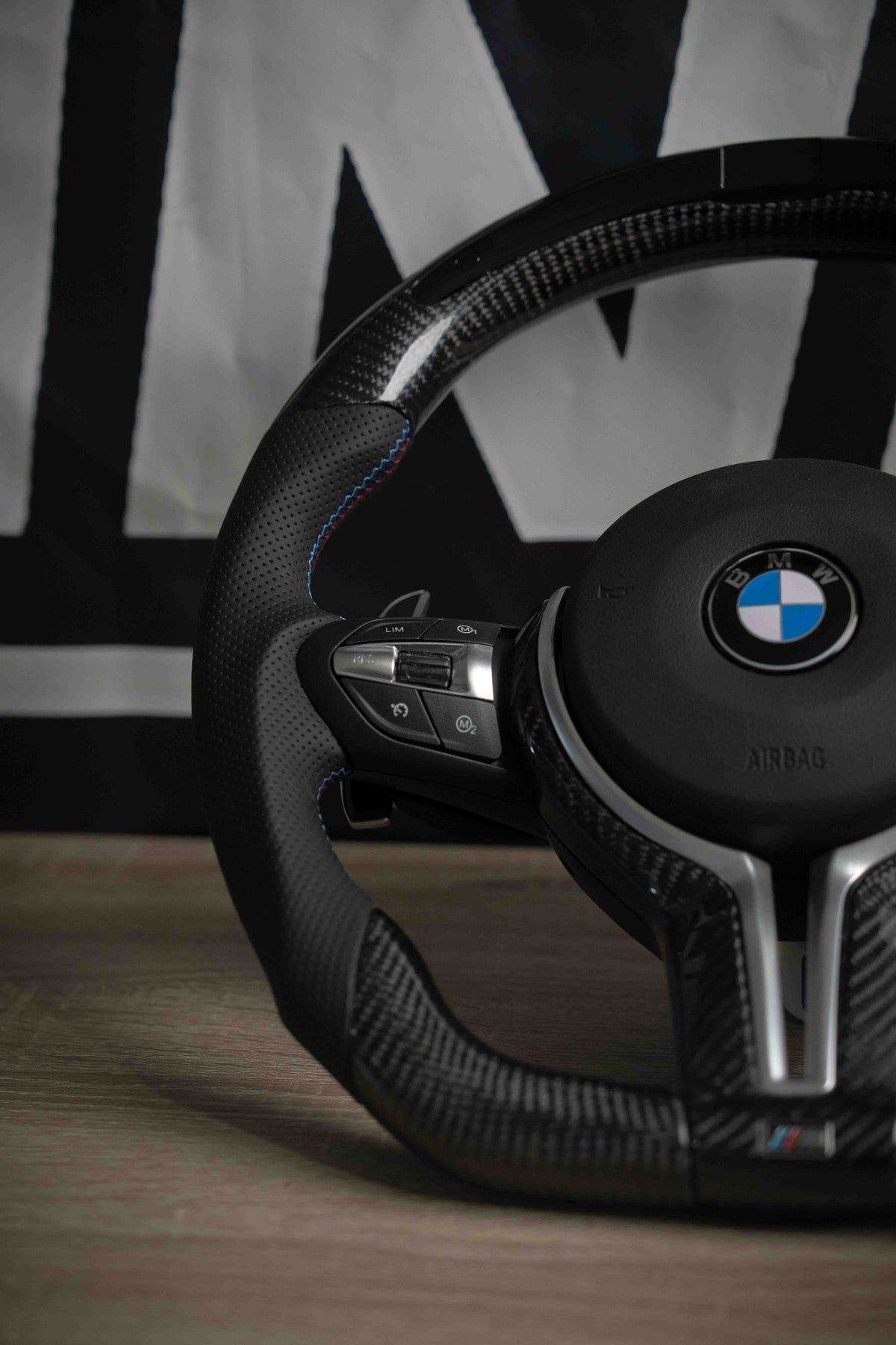 Lateral del volante BMW con costura M y botonera