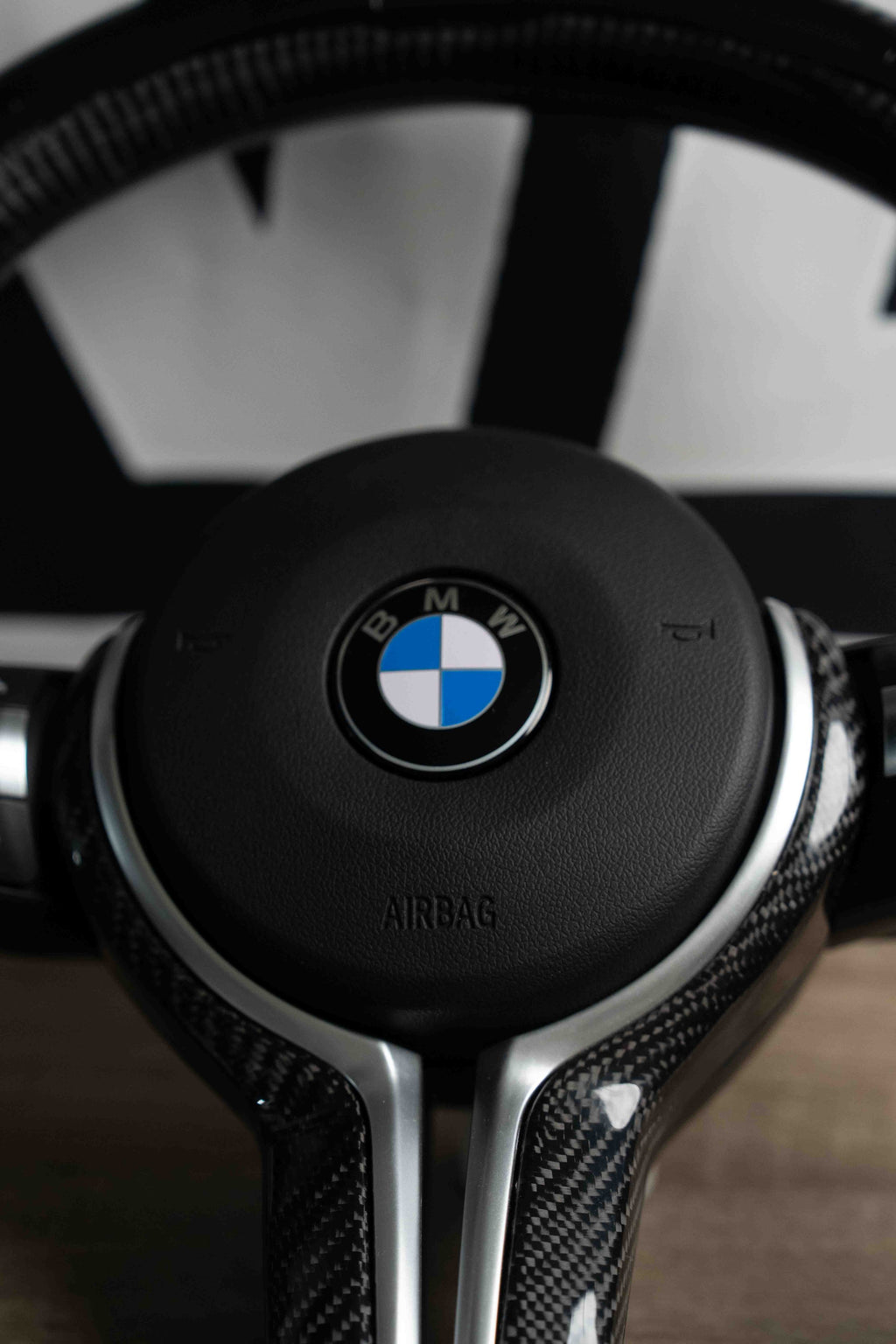Airbag y radios en fibra de carbono del volante BMW