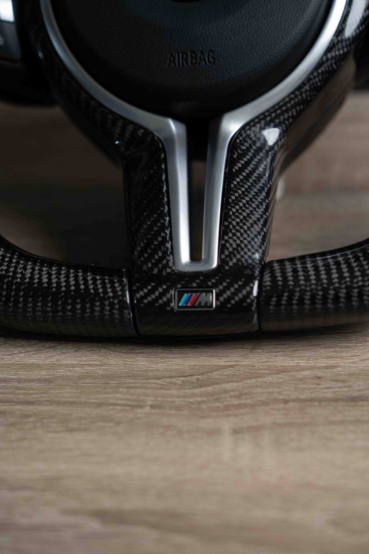 Base plana en fibra de carbono con insignia M