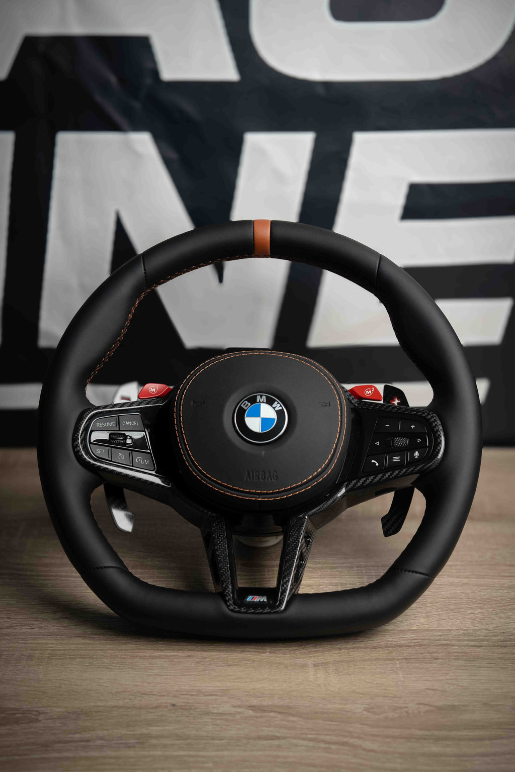 Volante BMW Serie G en cuero negro con marcador cognac, vista frontal