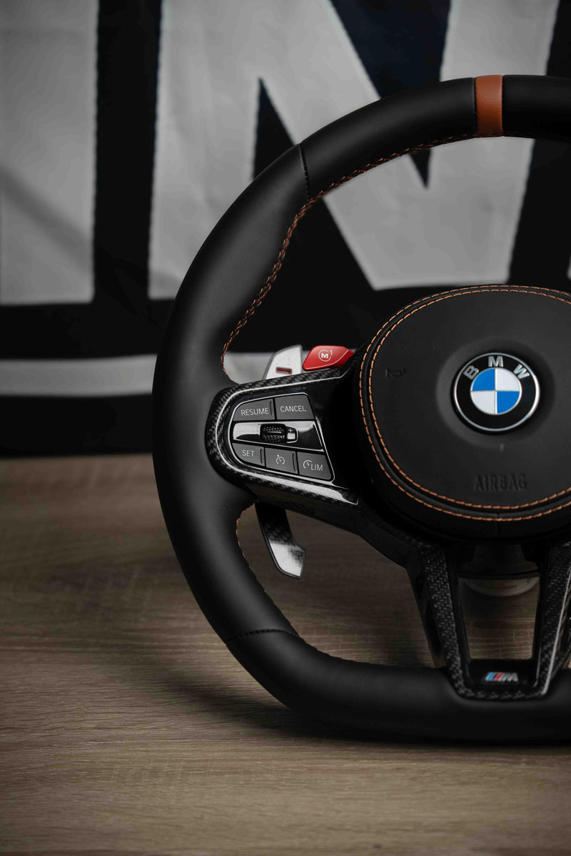 Volante BMW Serie G — Pelle Nera & Indicatore Cognac